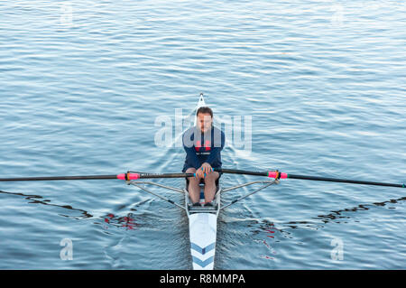 Glasgow, Ecosse, Royaume-Uni. 16 Décembre, 2018. Météo britannique. Un homme dans un rameur skiff entraînement sur une rivière calme Clyde lors d'une froide, matin ensoleillé. Credit : Skully/Alamy Live News Banque D'Images