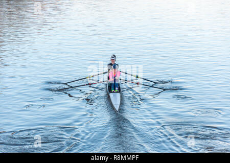 Glasgow, Ecosse, Royaume-Uni. 16 Décembre, 2018. Météo britannique. Les rameurs dans une double scull entraînement sur une rivière calme Clyde lors d'une froide, matin ensoleillé. Credit : Skully/Alamy Live News Banque D'Images