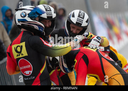 Winterberg, Allemagne. Dec 16, 2018. Bob, Coupe du monde, bob à quatre, 2e run dans la Veltins Arena de glace : Francesco Friedrich (l), et son équipe du pousseur d'Allemagne sont heureux de la première place à la finale. Credit : Christophe Gateau/dpa/Alamy Live News Banque D'Images