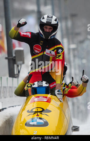 Winterberg, Allemagne. Dec 16, 2018. Bob, Coupe du monde, bob à quatre, 2e run dans la Veltins Arena de glace : Francesco Friedrich (v), et son équipe du pousseur Candy Bauer (v-h), Martin Grothkopp et Thorsten Margis d'Allemagne sont heureux de la première place à la finale. Credit : Christophe Gateau/dpa/Alamy Live News Banque D'Images