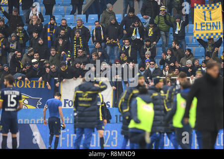 Foto Massimo Paolone/LaPresse 16 dicembre 2018 Ferrare, Italia sport calcio Chievo vs Spal - Campionato di Calcio Serie A TIM 2018/2019 - stade "Paolo Mazza" Nella foto : i tifosi del Chievo Photo Massimo Paolone/LaPresse 16 décembre 2018 Ferrara, Italie Sports Football Spal vs Chievo - championnat de football italien une ligue 2018/2019 TIM - "Paolo Mazza" stade. Dans le pic : les fans de Chievo Banque D'Images