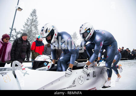 Winterberg, Allemagne. Dec 16, 2018. Bob, Coupe du monde, bob à quatre, 1er run dans la Veltins Arena de glace : Oskars Kibermanis Miknis Helvijs, Matiss, et Janis Lusis Strenga de Lettonie sauter dans leur bobsleigh au début. Vous êtes à la quatrième place. Credit : Christophe Gateau/dpa/Alamy Live News Banque D'Images