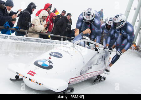 Winterberg, Allemagne. Dec 16, 2018. Bob, Coupe du monde, bob à quatre, 1er run dans la Veltins Arena de glace : Oskars Kibermanis Miknis Helvijs, Matiss, et Janis Lusis Strenga de Lettonie sauter dans leur bobsleigh au début. Vous êtes à la quatrième place. Credit : Christophe Gateau/dpa/Alamy Live News Banque D'Images