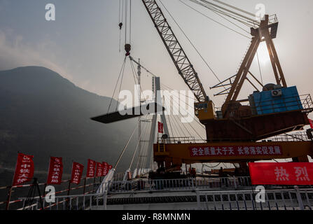 Yichang. Dec 16, 2018. Photos prises le 16 décembre 2018 présente le dernier pont pont du Xiangxi River Bridge en cours d'installation dans le comté de Zigui de Yichang City, province du Hubei en Chine centrale. La fermeture du pont avec un 470 mètres de portée principale a été terminée le dimanche. Credit : Zheng Jiayu/Xinhua/Alamy Live News Banque D'Images