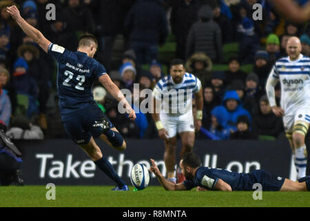 Aviva Stadium de Dublin, Irlande. Le 15 décembre, 2018. European Champions Cup match de rugby, Leinster vs Bath. Ross Byrne de Leinster kicks une pénalité. Credit : ASWphoto/Alamy Live News Banque D'Images