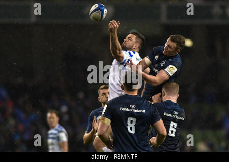 Aviva Stadium de Dublin, Irlande. Le 15 décembre, 2018. European Champions Cup match de rugby, Leinster vs Bath. Elliott Stooke de baignoire rassemble la balle sortie de ligne. Credit : ASWphoto/Alamy Live News Banque D'Images