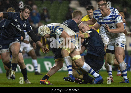 Aviva Stadium de Dublin, Irlande. Le 15 décembre, 2018. European Champions Cup match de rugby, Leinster vs Bath. Devin Toner de Leinster attaque Dave Attwood de Bath. Credit : ASWphoto/Alamy Live News Banque D'Images