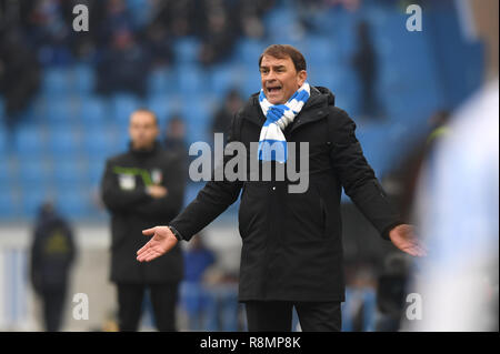 Foto Massimo Paolone/LaPresse 16 dicembre 2018 Ferrare, Italia sport calcio Chievo vs Spal - Campionato di Calcio Serie A TIM 2018/2019 - stade "Paolo Mazza" Nella foto : Leonardo Semplici (SPAL) osserva Massimo Paolone Photo/LaPresse 16 décembre 2018 Ferrara, Italie Sports Football Spal vs Chievo - championnat de football italien une ligue 2018/2019 TIM - "Paolo Mazza" stade. Dans le pic : Leonardo Semplici (SPAL) regarde sur Banque D'Images