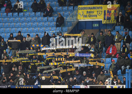 Foto Massimo Paolone/LaPresse 16 dicembre 2018 Ferrare, Italia sport calcio Chievo vs Spal - Campionato di Calcio Serie A TIM 2018/2019 - stade "Paolo Mazza" Nella foto : i tifosi del Chievo Photo Massimo Paolone/LaPresse 16 décembre 2018 Ferrara, Italie Sports Football Spal vs Chievo - championnat de football italien une ligue 2018/2019 TIM - "Paolo Mazza" stade. Dans le pic : les fans de Chievo Banque D'Images