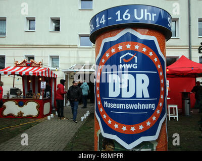 Magdeburg, Allemagne. Dec 16, 2018. Un panneau indique à la RDA museum appartement à Magdeburg. Sous la devise 'Noël' dans la RDA, le musée appartement a été meublé avec Noël originaux de l'époque de la RDA. L'appartement 55 mètres carrés dans un bâtiment résidentiel 1959 appartient à Magdeburger Wohnungsbau Gesellschaft (MWG) et est géré par MWG's Association de quartier. Crédit : Peter Förster/dpa-Zentralbild/ZB/dpa/Alamy Live News Banque D'Images