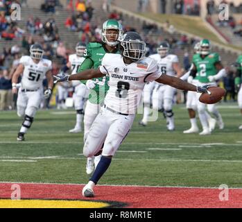 Albuquerque, Nouveau Mexique. Le 15 décembre, 2018. L'Utah State Aggies running back lumineux Gerold (8) Promenades dans intact pendant un TD au cours de la première moitié de la 13e édition de la New Mexico Bowl entre North Texas Mean Green et Utah State Aggies sur terrain de la succursale à Dreamstyle Stadium à Albuquerque, Nouveau Mexique. L'image de crédit © Lou Novick/Cal Sport Media/Alamy Live News Banque D'Images