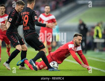 Kenan KARAMAN r. (D) dans un duel contre Janik HABERER et Lukas KUEBLER l. (Kubler, FR), des duels, s'emmêler, Action, Automne, Soccer 1.Bundesliga, 15.journée, Fortuna Dusseldorf (D) - Fribourg (FR), le 15/12/2018 à Düsseldorf/Allemagne. # #  DFL règlement interdit toute utilisation des photographies comme des séquences d'images et/ou quasi-vidéo # #  | conditions dans le monde entier Banque D'Images