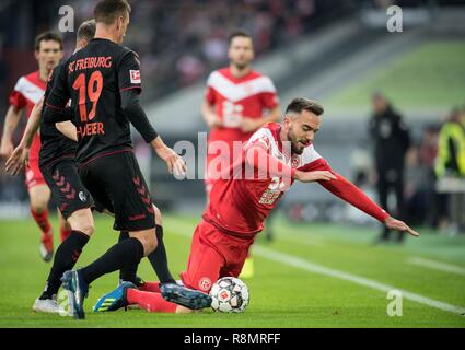 Kenan KARAMAN r. (D) dans un duel contre Janik HABERER (FR), des duels, s'emmêler, action, renverser, Soccer 1.Bundesliga, 15.journée, Fortuna Dusseldorf (D) - Fribourg (FR), le 15.12.2018 à Düsseldorf/Allemagne. # #  DFL règlement interdit toute utilisation des photographies comme des séquences d'images et/ou quasi-vidéo # #  | conditions dans le monde entier Banque D'Images