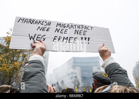 Bruxelles, Belgique. Dec 16, 2018. Un manifestant tient une bannière dénonçant un pacte mondial des Nations Unies pour les migrations au cours de la 'Marche contre Marrakech' rassemblement devant des institutions de l'Union européenne siège à Bruxelles, Belgique, 16 décembre 2018. Des manifestants anti-immigration belge sont descendus dans les rues de Bruxelles ici dimanche pour dénoncer le Pacte mondial pour l'utilisation sécuritaire, ordonné et la migration régulière adoptée à Marrakech, Maroc. Credit : Zheng Huansong/Xinhua/Alamy Live News Banque D'Images