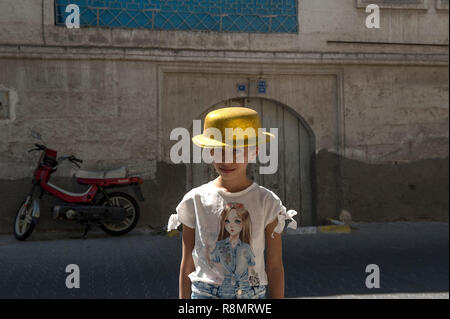 La Cappadoce, Cappadoce, Turquie, Turquie. 18 Sep, 2018. Une jeune fille vue dans le village d'Ortahisar Cappadoce en Turquie anatolienne.La Cappadoce en Turquie est connu comme le pays des beaux chevaux au coeur de la Turquie anatolienne. Crédit : John Wreford SOPA/Images/ZUMA/Alamy Fil Live News Banque D'Images