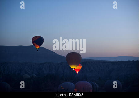 La Cappadoce, Cappadoce, Turquie, Turquie. 18 Sep, 2018. Montgolfières vu à l'aube sur la Cappadoce en Turquie.La Cappadoce en Turquie est connu comme le pays des beaux chevaux au coeur de la Turquie anatolienne. Crédit : John Wreford SOPA/Images/ZUMA/Alamy Fil Live News Banque D'Images