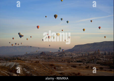 La Cappadoce, Cappadoce, Turquie, Turquie. 18 Sep, 2018. Beaucoup de ballons à air chaud vu au lever du soleil dans la région de Cappadoce, Turquie.La Cappadoce en Turquie est connu comme le pays des beaux chevaux au coeur de la Turquie anatolienne. Crédit : John Wreford SOPA/Images/ZUMA/Alamy Fil Live News Banque D'Images