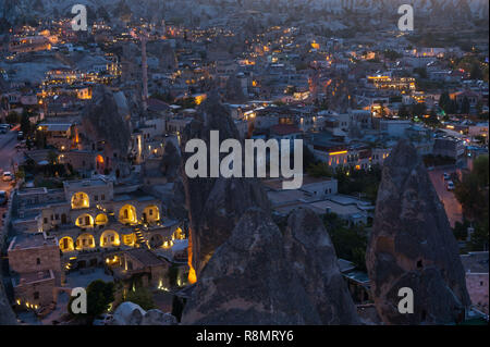 La Cappadoce, Cappadoce, Turquie, Turquie. 18 Sep, 2018. Vue sur Goreme village au crépuscule dans la région de Cappadoce, Turquie.La Cappadoce en Turquie est connu comme le pays des beaux chevaux au coeur de la Turquie anatolienne. Crédit : John Wreford SOPA/Images/ZUMA/Alamy Fil Live News Banque D'Images