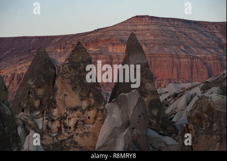 La Cappadoce, Cappadoce, Turquie, Turquie. 18 Sep, 2018. Formations de roche volcanique vu à la vallée des roses en Cappadoce au coucher du soleil, la Turquie.La Cappadoce en Turquie est connu comme le pays des beaux chevaux au coeur de la Turquie anatolienne. Crédit : John Wreford SOPA/Images/ZUMA/Alamy Fil Live News Banque D'Images