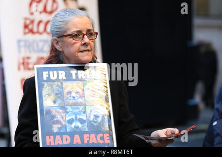 Londres, Royaume-Uni, le 16 mai 2018. Des militants de Peta protestation devant un "magasin des Bernaches du Canada contre la cruauté envers les animaux à travers les garnitures de fourrures et d'autres matériaux d'origine animale utilisés dans des vêtements faits par la marque. Peta ont organisé régulièrement des protets au magasin pour plus d'un an. Credit : Imageplotter News et Sports/Alamy Live News Banque D'Images