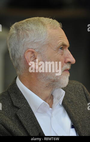 Edinburgh, Royaume-Uni. 14Th Dec 2018. Leader travailliste britannique Jeremy Corbyn (photo) se joint à Richard Leonard (leader travailliste écossais) et Lesley Laird écossais (leader adjoint du Travail) de servir un déjeuner de Noël pour les sans-abri à Edimbourg au Royaume-Uni. 16 décembre 2018 Crédit : Colin Fisher/Alamy Live News Banque D'Images