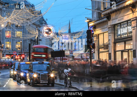 Regent Street, Londres, le 16 mai 2018. Sur l'un des plus occupés le week-end avant Noël, des foules d'acheteurs promenade le long de Regent Street avec ses nombreuses vitrines colorées. Credit : Imageplotter News et Sports/Alamy Live News Banque D'Images