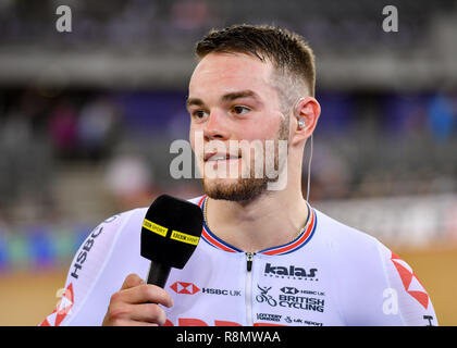 Londres, Royaume-Uni. 14Th Dec 2018. Matthieu murs (GBR) interviewé par monsieur. Chris Hoy après avoir remporté l'or pour les hommes Classement final lors de l'Omnium Tissot la Coupe du Monde de Cyclisme sur Piste UCI IV à Lee Valley VeloPark le dimanche 16 décembre 2018. Londres en Angleterre. (Usage éditorial uniquement, licence requise pour un usage commercial. Aucune utilisation de pari, de jeux ou d'un seul club/ligue/dvd publications.) Crédit : Taka Wu/Alamy Live News Banque D'Images