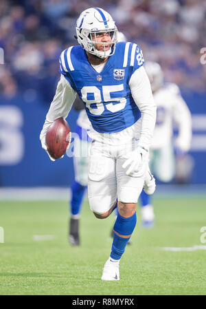 Indianapolis, Indiana, USA. Dec 16, 2018. Indianapolis Colts tight end Eric Ebron (85) s'exécute avec la balle après la capture pendant l'action de jeu de football américain NFL entre les Dallas Cowboys et les Indianapolis Colts au Lucas Oil Stadium à Indianapolis, Indiana. Indianapolis défait 23-0 Dallas. John Mersits/CSM/Alamy Live News Banque D'Images