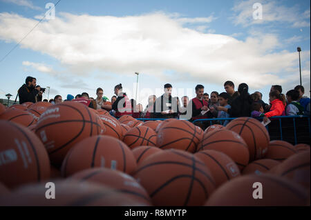 Malaga, Malaga, Espagne. Dec 16, 2018. Basket sont considérés comme des participants arrivent avant la première tentative de battre le record mondial Guinness de personnes rebondissent basket en même temps pendant cinq minutes, en dehors de la palais des sports José Maria Martín Carpena de Málaga. Le précédent record a été obtenu en Palestine en 2010 avec 7,756 personnes. Credit : Jésus Merida/SOPA Images/ZUMA/Alamy Fil Live News Banque D'Images