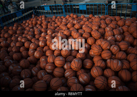 Malaga, Malaga, Espagne. Dec 16, 2018. Basket sont vus avant la première tentative de battre le record mondial Guinness de personnes rebondissent basket en même temps pendant cinq minutes, en dehors de la palais des sports José Maria Martín Carpena de Málaga. Le précédent record a été obtenu en Palestine en 2010 avec 7,756 personnes. Credit : Jésus Merida/SOPA Images/ZUMA/Alamy Fil Live News Banque D'Images