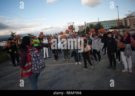 Malaga, Malaga, Espagne. Dec 16, 2018. Les participants sont considérés bouncing basket avant la première tentative de battre le record mondial Guinness de personnes rebondissent basket en même temps pendant cinq minutes, en dehors de la palais des sports José Maria Martín Carpena de Málaga. Le précédent record a été obtenu en Palestine en 2010 avec 7,756 personnes. Credit : Jésus Merida/SOPA Images/ZUMA/Alamy Fil Live News Banque D'Images