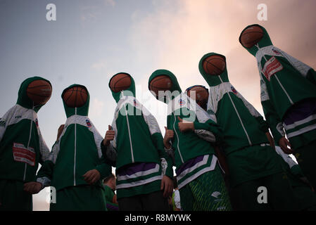 Malaga, Malaga, Espagne. Dec 16, 2018. Les participants sont vus avec leurs ballons à capuchon avant la première tentative de battre le record mondial Guinness de personnes rebondissent basket en même temps pendant cinq minutes, en dehors de la palais des sports José Maria Martín Carpena de Málaga. Le précédent record a été obtenu en Palestine en 2010 avec 7,756 personnes. Credit : Jésus Merida/SOPA Images/ZUMA/Alamy Fil Live News Banque D'Images