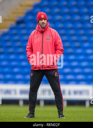 Reading, UK. Dec 16, 2018. Les physiothérapeutes de l'académie au cours de match pré Hayes Russ la Premier League Division 2 2 match entre la lecture d'U23 et U23 Manchester United au stade Madejski, lecture, l'Angleterre le 16 décembre 2018. Photo par Andy Rowland. Crédit : Andrew Rowland/Alamy Live News Banque D'Images