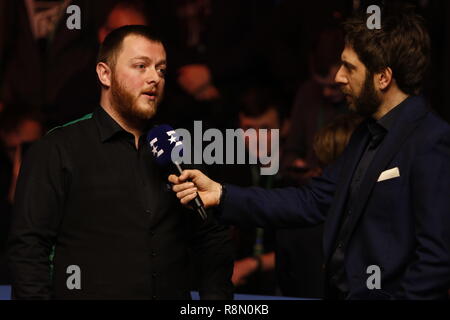 Glasgow, Ecosse, Royaume-Uni. Dec 16, 2018. Betvictor Home Nations Series finale écossais Shaun Murphy contre Mark Williams (Best of 17) à l'Emirates Arena de Glasgow. Mark Allen (NIR), Écossais ouvrent le gagnant parle à Andy Goldstien Crédit : Colin Poultney/Alamy Live News Banque D'Images