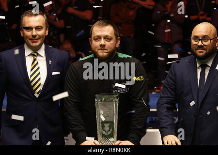 Glasgow, Ecosse, Royaume-Uni. Dec 16, 2018. Betvictor Home Nations Series finale écossais Shaun Murphy contre Mark Williams (Best of 17) à l'Emirates Arena de Glasgow. Mark Allan avec l'Stephen Hendry Trophy avec Jason Ferguson - Président & Directeur Joueur WPBSA (à gauche) & Ross Chapman (Betvictor) Crédit : Colin Poultney/Alamy Live News Banque D'Images