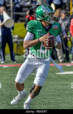 Albuquerque, Nouveau Mexique. Le 15 décembre, 2018. North Texas Mean Green quarterback Mason Fine (6) recherche une reciver durant la première moitié de la 13e édition annuelle de la New Mexico Bowl entre North Texas Mean Green et Utah State Aggies sur terrain de la succursale à Dreamstyle Stadium à Albuquerque, Nouveau Mexique. État de l'Utah a battu North Texas 52-13 Credit Image © Lou Novick/Cal Sport Media/Alamy Live News Banque D'Images