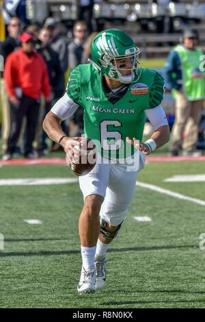 Albuquerque, Nouveau Mexique. Le 15 décembre, 2018. North Texas Mean Green quarterback Mason Fine (6) s'écoule de la poche pendant la première moitié de la 13e édition annuelle de la New Mexico Bowl entre North Texas Mean Green et Utah State Aggies sur terrain de la succursale à Dreamstyle Stadium à Albuquerque, Nouveau Mexique. État de l'Utah a battu North Texas 52-13 Credit Image © Lou Novick/Cal Sport Media/Alamy Live News Banque D'Images