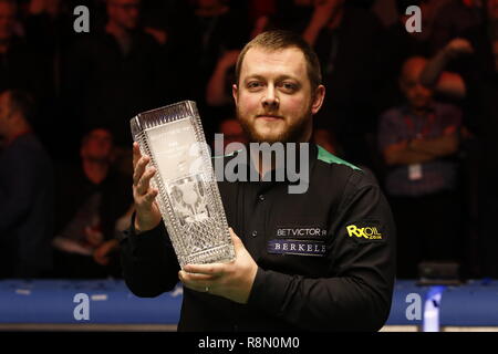 Glasgow, Ecosse, Royaume-Uni. Dec 16, 2018. Betvictor Home Nations Series finale écossais Shaun Murphy contre Mark Williams (Best of 17) à l'Emirates Arena de Glasgow. Mark Allan avec l'Stephen Hendry après avoir remporté le Trophée Crédit ouvert écossais : Colin Poultney/Alamy Live News Banque D'Images