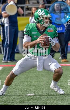 Albuquerque, Nouveau Mexique. Le 15 décembre, 2018. North Texas Mean Green quarterback Quinn Shanbour (19) recherche une reciver dans la première moitié de la 13e édition annuelle de la New Mexico Bowl entre North Texas Mean Green et Utah State Aggies sur terrain de la succursale à Dreamstyle Stadium à Albuquerque, Nouveau Mexique. État de l'Utah a battu North Texas 52-13 Credit Image © Lou Novick/Cal Sport Media/Alamy Live News Banque D'Images