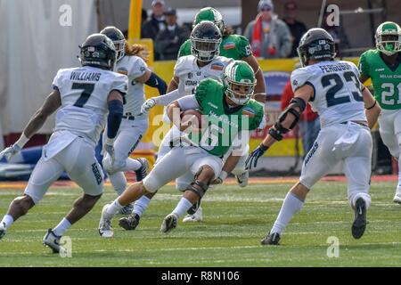 Albuquerque, Nouveau Mexique. Le 15 décembre, 2018. North Texas Mean Green quarterback Mason Fine (6) dans la première moitié de la 13e édition annuelle de la New Mexico Bowl entre North Texas Mean Green et Utah State Aggies sur terrain de la succursale à Dreamstyle Stadium à Albuquerque, Nouveau Mexique. État de l'Utah a battu North Texas 52-13 Credit Image © Lou Novick/Cal Sport Media/Alamy Live News Banque D'Images