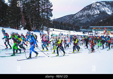 15 décembre 2018 : ski alpinisme de l'ensemble de la région des Rocheuses commencent à la première lumière dans la difficile United States Ski Alpinisme course individuelle de l'Association. Arapahoe Basin Ski Area, Dillon, Colorado. Banque D'Images