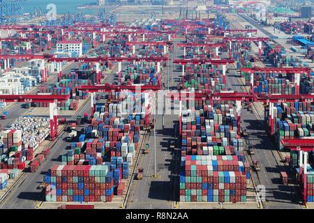 (181217) -- BEIJING, le 17 décembre 2018 (Xinhua) -- photo aérienne prise le 8 novembre 2018 montre le terminal à conteneurs du port de Qingdao, province de Shandong en Chine orientale. Le commerce extérieur de la Chine maintiendra une croissance stable en 2018, comme l'économie du pays publié dans performance stable incertitudes externes de montage, d'après un rapport publié par le ministère du Commerce. Le commerce extérieur de la Chine a vu une croissance rapide au cours des trois premiers trimestres, selon le rapport. Le commerce des marchandises du pays ont augmenté de 11,1 pour cent sur un an à 27,88 milliards de yuans (environ 4 000 milliards de dollars américains) au cours des 11 premiers mois de cette année, Banque D'Images