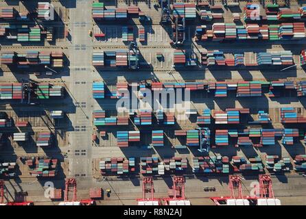 (181217) -- BEIJING, le 17 décembre 2018 (Xinhua) -- Photo prise le 12 janvier 2018 montre le terminal à conteneurs du port de Lianyungang Qingdao City, Jiangsu Province de Chine orientale. Le commerce extérieur de la Chine maintiendra une croissance stable en 2018, comme l'économie du pays publié dans performance stable incertitudes externes de montage, d'après un rapport publié par le ministère du Commerce. Le commerce extérieur de la Chine a vu une croissance rapide au cours des trois premiers trimestres, selon le rapport. Le commerce des marchandises du pays ont augmenté de 11,1 pour cent sur un an à 27,88 milliards de yuans (environ 4 000 milliards de dollars américains) au cours des 11 lun Banque D'Images