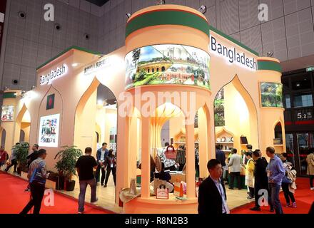 (181217) -- BEIJING, le 17 décembre 2018 (Xinhua) -- Le stand du Bangladesh est vu à la première importation internationale de la Chine Expo (CIEE) à Shanghai, la Chine orientale, le 7 novembre 2018. Le commerce extérieur de la Chine maintiendra une croissance stable en 2018, comme l'économie du pays publié dans performance stable incertitudes externes de montage, d'après un rapport publié par le ministère du Commerce. Le commerce extérieur de la Chine a vu une croissance rapide au cours des trois premiers trimestres, selon le rapport. Le commerce des marchandises du pays ont augmenté de 11,1 pour cent sur un an à 27,88 milliards de yuans (environ 4 000 milliards de dollars américains) au cours des 11 premiers mois thi Banque D'Images