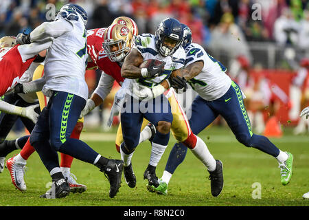 Santa Clara, CA. Dec 16, 2018. Seattle Seahawks tournant retour Mike Davis (27) trouve un petit trou au cours de la NFL football match entre les Seattle Seahawks et les San Francisco 49ers à Levi's Stadium à Santa Clara, CA. Chris Brown/CSM/Alamy Live News Banque D'Images