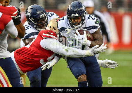 Santa Clara, CA. Dec 16, 2018. Seattle Seahawks tournant retour Mike Davis (27) est enroulé jusqu'au cours de la NFL football match entre les Seattle Seahawks et les San Francisco 49ers à Levi's Stadium à Santa Clara, CA. Chris Brown/CSM/Alamy Live News Banque D'Images