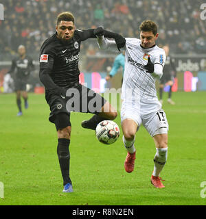 Francfort, Allemagne. Dec 16, 2018. Simon Falette (L) de Francfort rivalise avec Lucas Alario de Leverkusen lors de la Bundesliga match entre l'Eintracht Francfort et Bayer 04 Leverkusen à Francfort, Allemagne, le 16 décembre 2018. Francfort a gagné 2-1. Credit : Ulrich Hufnagel/Xinhua/Alamy Live News Banque D'Images