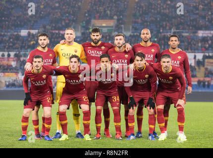 Rome, Italie. Dec 16, 2018. L'équipe de l'AS Roma doublure vu-ups au cours de la série d'un match de football entre l'AS Roma et de gênes à CFC Stade Olympique. (Score final Roma 3 - 2 Génois) Credit : SOPA/Alamy Images Limited Live News Banque D'Images