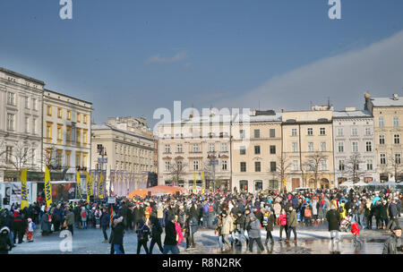 Les sans-abri et personnes dans le besoin sont vus au cours de la 22e édition la veille de Noël pour les sans-abri et les nécessiteux à la place du marché principale de Cracovie, Pologne. L'événement a été organisé par restaurateur et philanthrope Jan Kosciuszko, pauvres et sans-abri ont reçu un repas de Noël traditionnel et l'aide médicale. Banque D'Images