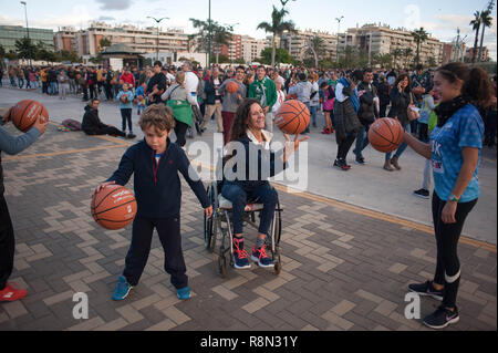 Malaga, Espagne. Dec 16, 2018. Les participants sont considérés bouncing basket avant la première tentative de battre le record mondial Guinness de personnes rebondissent basket en même temps pendant cinq minutes, en dehors de la palais des sports José Maria Martín Carpena de Málaga. Le précédent record a été obtenu en Palestine en 2010 avec 7,756 personnes. Credit : SOPA/Alamy Images Limited Live News Banque D'Images